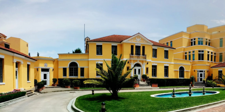 Protesta e dhunshme, reagon përsëri Ambasada e SHBA, thirrje qytetarëve amerikanë: Shmangni grumbullimet, situata mund të përshkallëzohet!