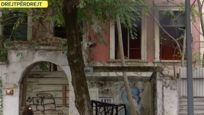 VIDEO / Protesta në Tiranë, i vihet zjarri një ndërtese pranë Ministrisë së Arsimit