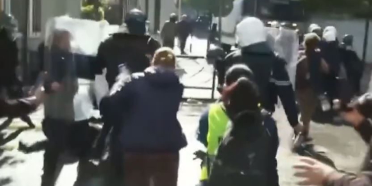 VIDEO / Sërish tensione para Ministrisë së Arsimit, përplasje mes protestuesve dhe policisë
