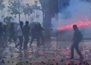 VIDEO / Rikthehet “mitralozi” i fishekzjarreve, kush është i maskuari që sulmon Policinë dhe pse nuk është ndaluar?