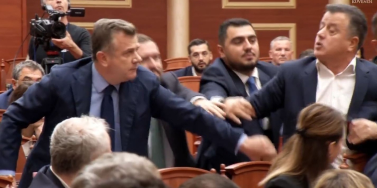 LIVE! Kuvendi nis me përplasje, Noka sulmon Taulant Ballën, Peleshi ndërpret seancën