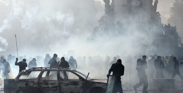 Përplasje të dhunshme në Francë! Protestuesit hyjnë me forcë në bashkinë e Marsejës, flakët përfshijnë zyrën e turizmit në Lion