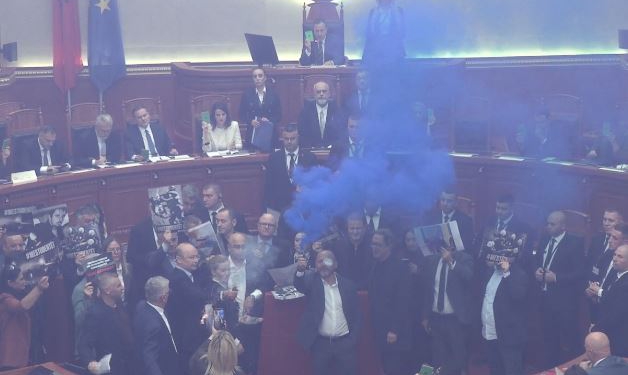 PD bllokon foltoren, mazhoranca miraton projektligjet mes flakadanëve dhe tymueseve
