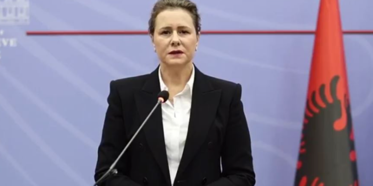 Protestat e dhunshme/ Zv.ministrja e Brendshme thirrje prindërve: Mbani fëmijët larg përplasjeve, të miturit s’duhet të përdoren politikisht