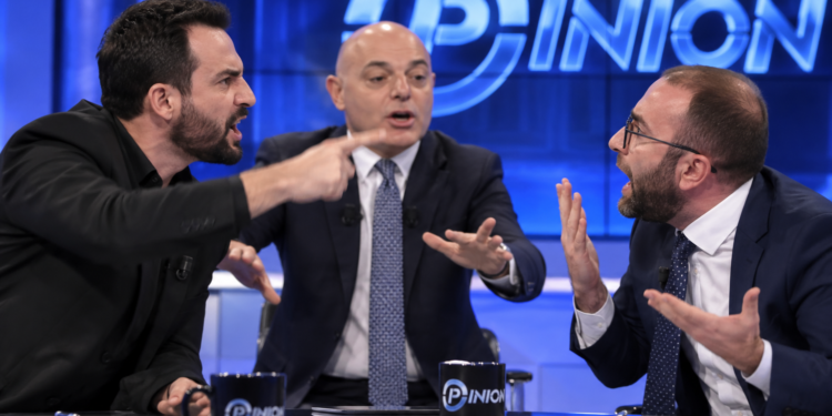 VIDEO / “Duan të mbajnë b*thën në karrige”, Lapaj sherr me Bardhin: Pusho se ti je maskara!