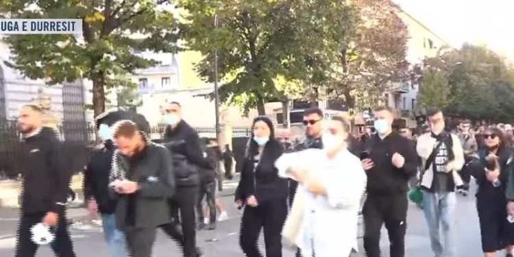 Protestuesit largohen nga Rruga e Durrësit, marshojnë drejt selisë së PS-së