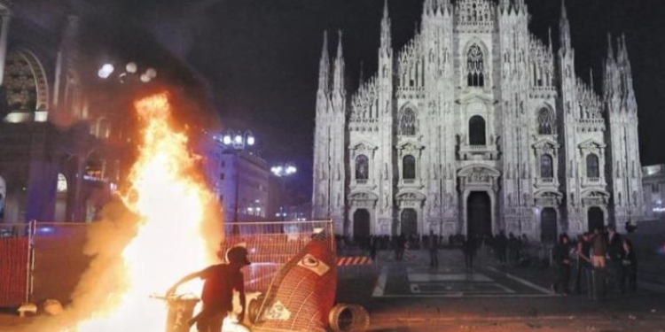 Kaos në Milano, të rinjtë përplasen me policinë në Piazza Duomo: Gurë, bomba artizanale dhe gaz lotsjellës