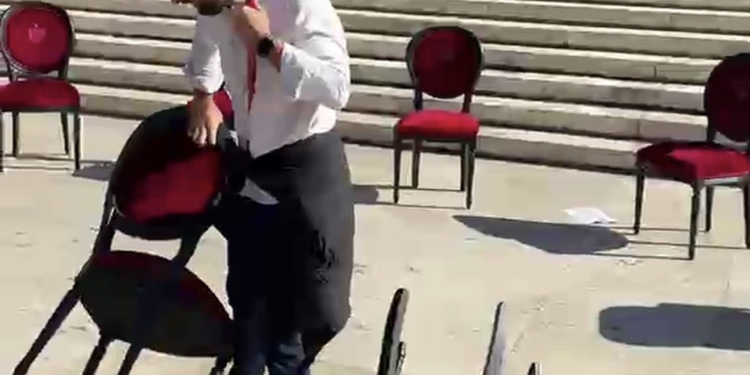 VIDEO/ “Dialogu” i Ramës përfundon me karrige të përmbysura, protestuesit refuzojnë ftesën e Kryeministrisë