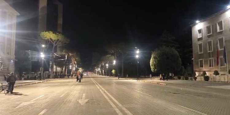 Protesta/ Sheshi para Kryeministrisë bosh, bulevardi thuajse i zbrazët që prej mesditës