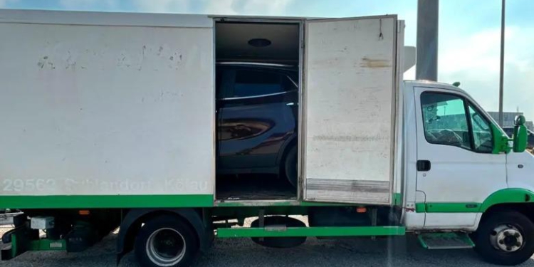 Transportonte dy makina drejt Shqipërisë me kamion frigoriferik, 26-vjeçari shqiptar gjobitet me 10 mijë euro në Itali