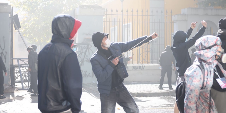 Tirana në kaos! Deputetët sot në seancë plenare, protesta zhvendoset te Parlamenti