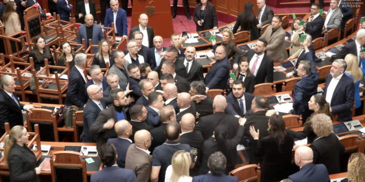 EMRAT/ “Vaterloja” e sotme në Kuvend, PS me ‘dorë të hekurt’, kërkon përjashtimin e 20 deputetëve të PD-së: Na kanë fyer dhe sulmuar fizikisht
