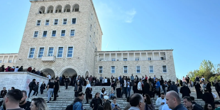 Pedagogët dhe absurdi i qeverisë kujdestare