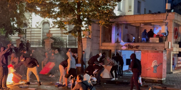 Protesta, 16 të arrestuar, 20 të lënduar mes të cilëve 7 efektivë policie dhe 2 gazetarë
