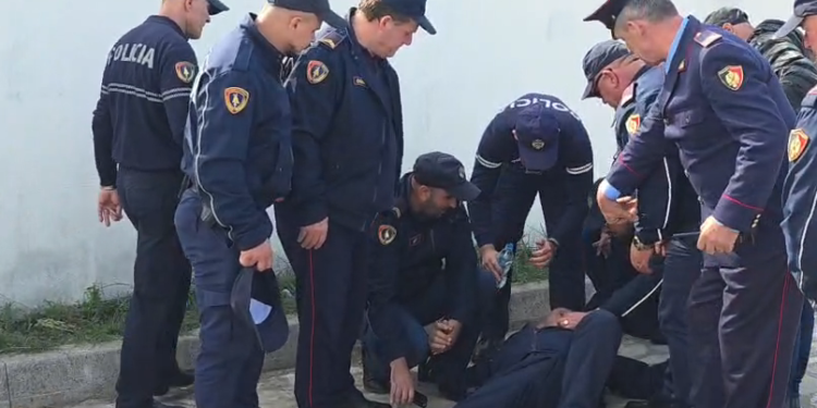 Përplasje mes policisë dhe protestuesve para Komisariatit në Shkodër, plagoset shefi i forcave të rendit