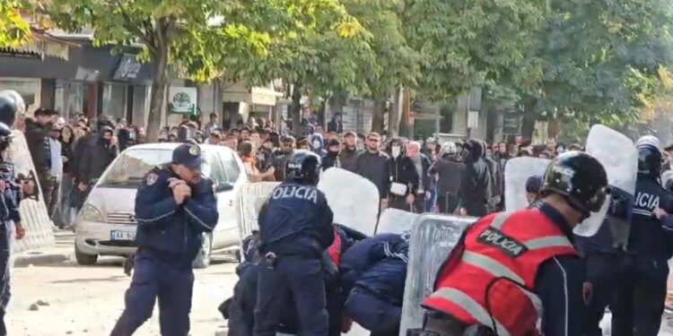 Protesta e dhunshme në Durrës, shoqërime masive nga forcat e rendit, pesë policë në spital