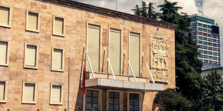 Firmosen ndryshime në Qeveri, zgjerohet skuadra e Hoxhës dhe Spahiut