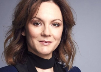 Trondit aktorja Rachael Stirling. Tregon se konsumonte hirin e nënës së saj para se…