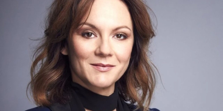 Trondit aktorja Rachael Stirling. Tregon se konsumonte hirin e nënës së saj para se…