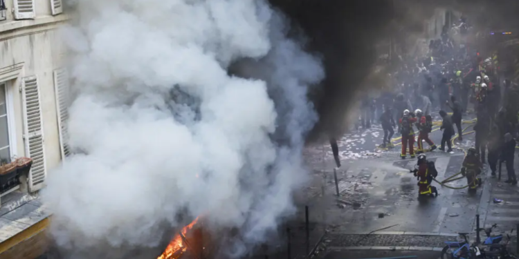 Protestat në Paris/ Një demonstrues humb jetën, arrestohen 855 persona