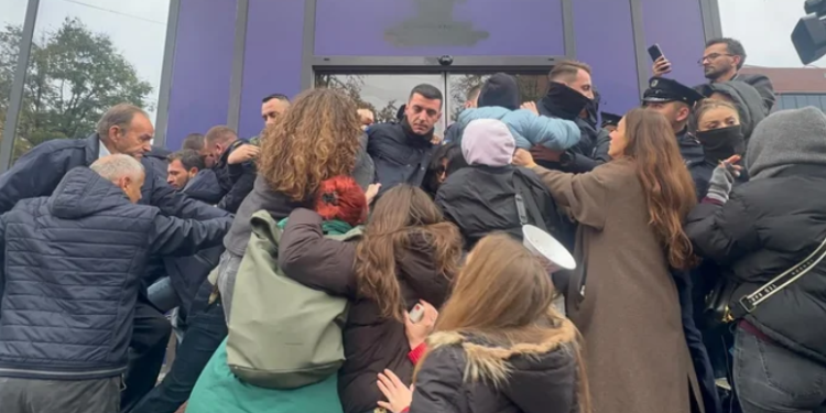 Protestë për vrasjen e Arlinda Zekajt në Prishtinë, qytetarët gjuajnë me vezë drejt zyrës së Kurtit