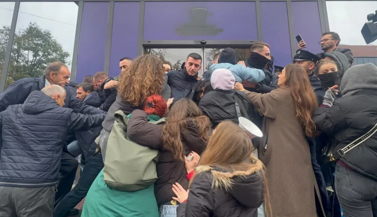 Protestë për vrasjen e Arlinda Zekajt në Prishtinë, qytetarët gjuajnë me vezë drejt zyrës së Kurtit