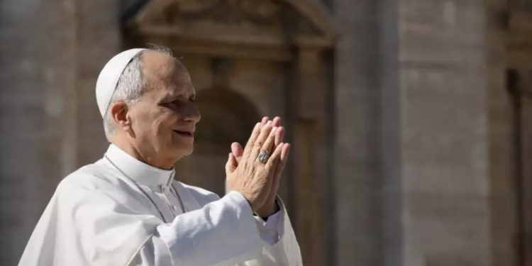 E paprecedentë/ Papa Leoni XIV voton me postë në zgjedhjet e mesmandatit në SHBA