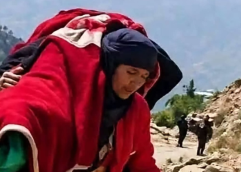 Rrethimi nuk e ndali, nëna që u bë simbol i qëndresës në Jemen ngjitet në shtigjet malore për të varrosur vajzën