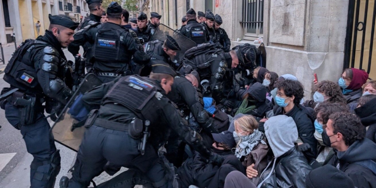 Franca “blindon” rrugët këtë fundjavë, mobilizon 70 mijë forca sigurie dhe mbyll muzetë kryesorë