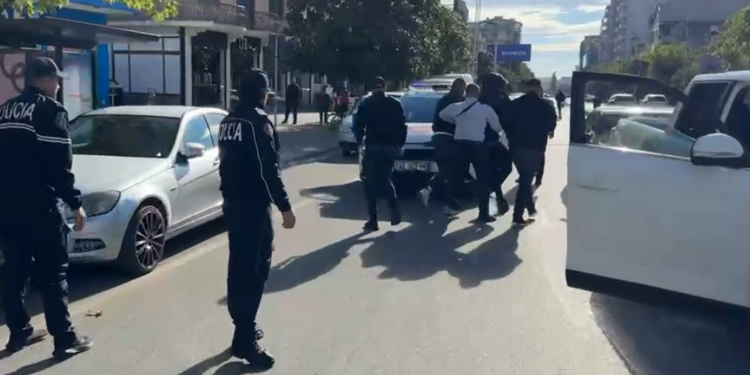 Protesta në Shkodër, policia shoqëron disa të rinj pas djegies dhe rrëzimit të koshave të mbeturinave