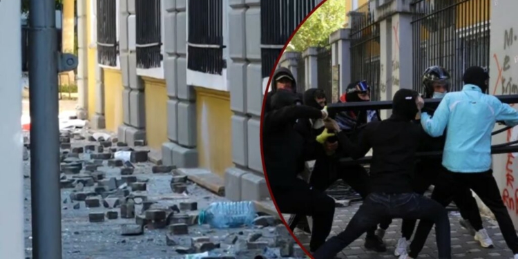 Xhama të thyer e godina të shkatërruara, çfarë la pas protesta para Ministrisë së Arsimit