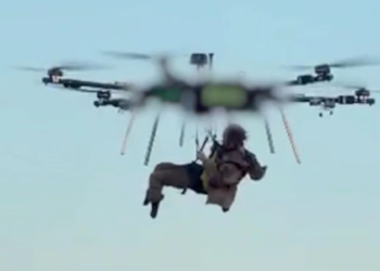 Operacion shpëtimi në frontin ukrainas, ushtari i plagosur evakuohet me dron (VIDEO)