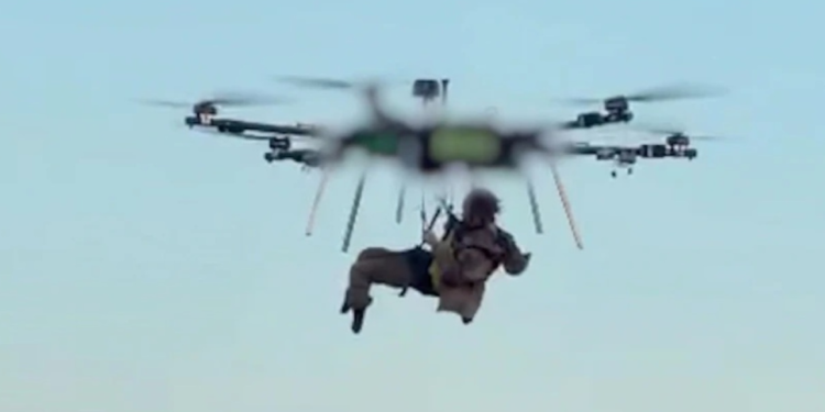 Operacion shpëtimi në frontin ukrainas, ushtari i plagosur evakuohet me dron (VIDEO)