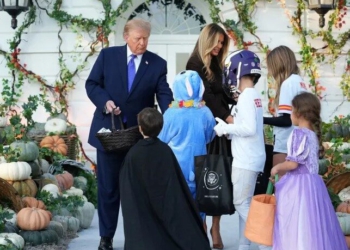 Trump dhe Melania organizojnë festën e Halloween-it në Shtëpinë e Bardhë, shpërndajnë ëmbëlsira për qindra fëmijë