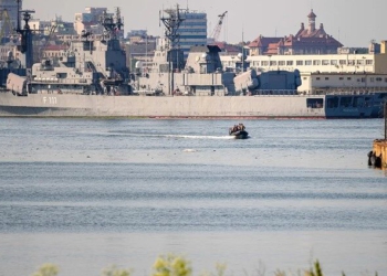 Sulmohet me dronë një anije tregtare në Detin e Zi, një marinar i vdekur dhe tre të zhdukur