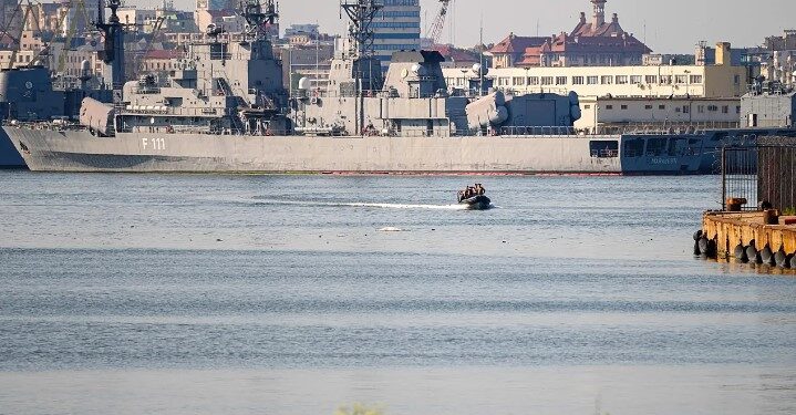 Sulmohet me dronë një anije tregtare në Detin e Zi, një marinar i vdekur dhe tre të zhdukur