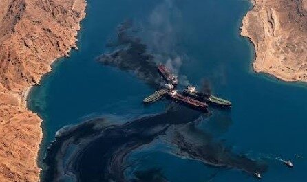 Derdhja e naftës ndot plazhet e Emirateve të Bashkuara, teksa sulmet ndaj anijeve në Hormuz përshkallëzohen