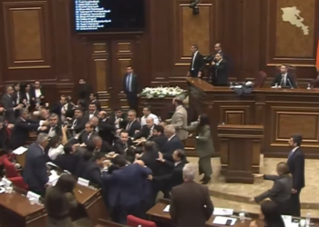 Nga debati verbal në sherr fizik, përplasje mes deputetëve në Parlamentin e Armenisë (VIDEO)