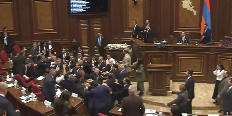 Nga debati verbal në sherr fizik, përplasje mes deputetëve në Parlamentin e Armenisë (VIDEO)