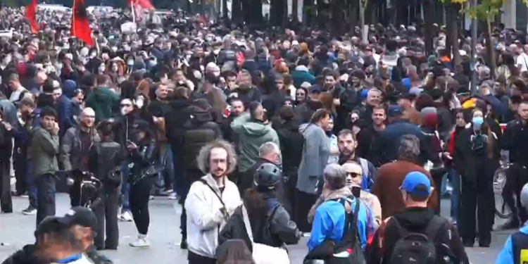 Avokati: PD nuk nxori dot njerëz në protestë, partitë e vogla i kanë marrë terrenin në bulevard!