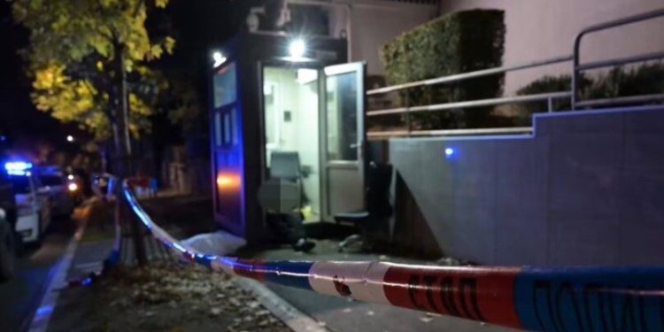 Vritet një i mitur në Beograd pasi sulmoi me thikë rojen e Ambasadës së Izraelit