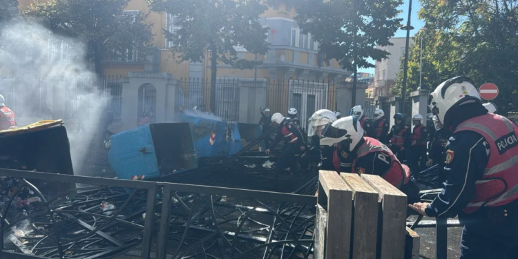 Policia apel protestuesve: Distancohuni nga personat e maskuar dhe shmangni dhunën!