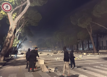 Protestuesit sulmojnë sërish Ministrinë e Brendshme, shkatërrohet fasada! Policia përgjigjet me gaz lotsjellës