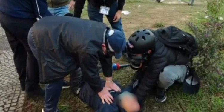 Protesta del jashtë kontrollit, policia mësyn me furgonë drejt protestuesve/ Protestuesi humb ndjenjat, efektivi i jep ndihmën e parë