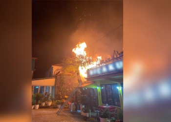 Panik në Librazhd, flakët përfshijnë dy restorante në breg të Shkumbinit