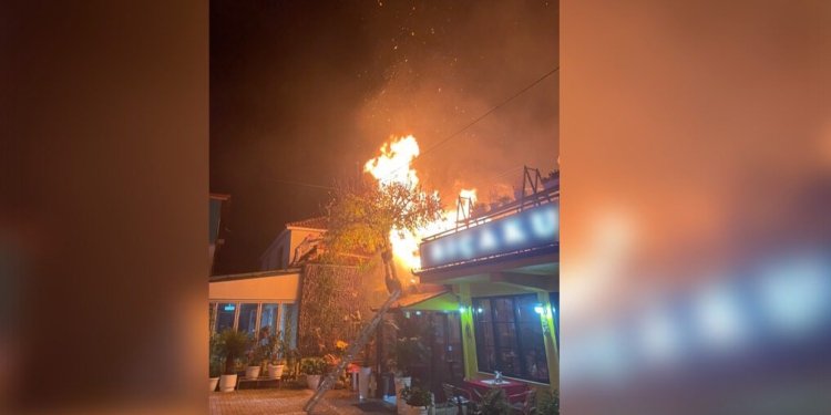 Panik në Librazhd, flakët përfshijnë dy restorante në breg të Shkumbinit