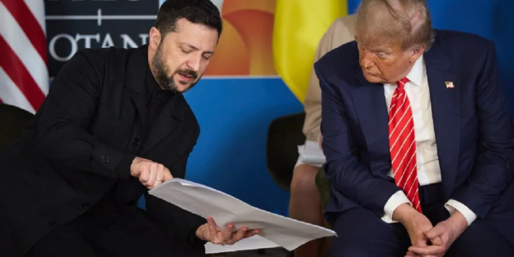 Analiza e “Politico”: Dilema e madhe e Zelenskyt me Trump, të rezistojë apo të tërhiqet? Rreziqet dhe shpërblimet për Ukrainën