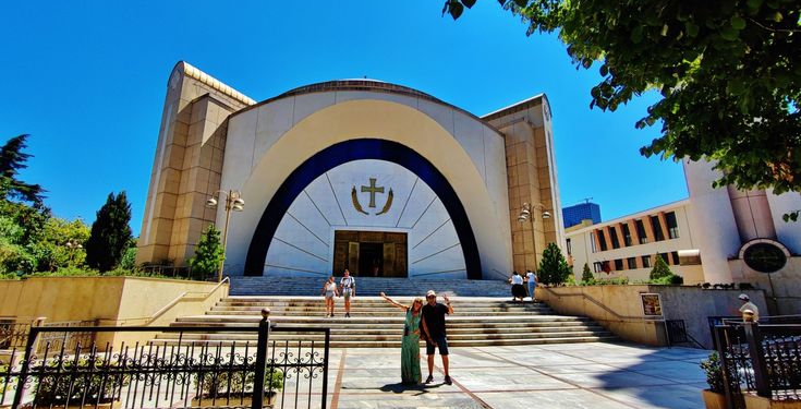 Protestuesit u strehuan te Katedralja, reagon Kisha Ortodokse: Respektoni vendet e shenjta, nuk janë hapësira konflikti!
