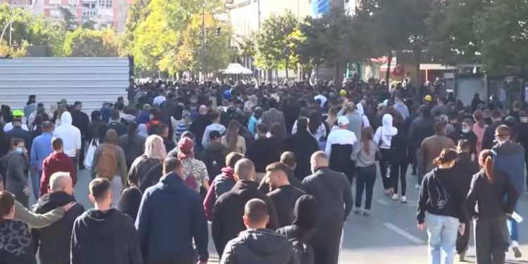 Pa nisur ende protesta e shtatë, Policia nis shoqërimet e të dyshuarve për dhunë