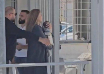 VIDEO/ Me djalin e vogël në krah, momenti kur Ajola Xoxa hyn në paraburgimin e Fierit për të takuar Veliajn!